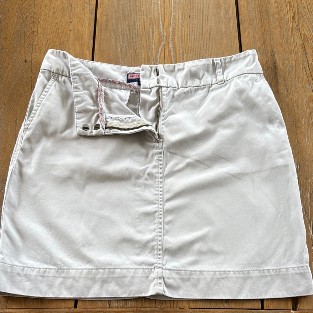 Vineyard Vines khaki Mini Skirt with side and back pockets, Size 8